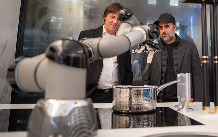 Im aktuell eröffneten Londoner Showroom von Moley Robotics wird mit der Roboter-Küche eine inspirierende Technologie gezeigt, die Gourmeterlebnisse für jedermann zugänglich machen soll. Foto: Moley Robotics