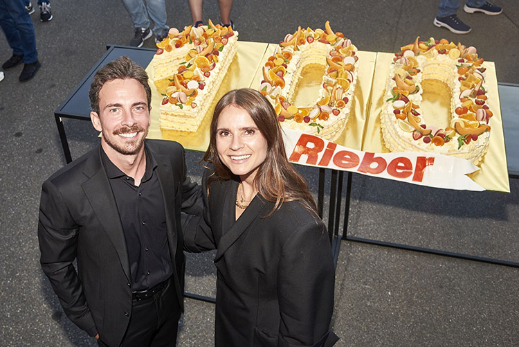 Als Gesellschafter in fünfter Generation führen Madlen und Max Maier das Familienunternehmen Rieber in die Zukunft. Der Fokus liegt auf dem Ausbau von Digitalisierung, Nachhaltigkeit, systemischer Innovation und der Einführung des Vertical Farmings. Foto: Rieber