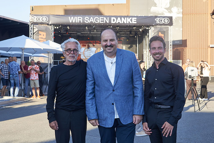 Als besonderer Gast feierte auch Spitzenkoch Johann Lafer beim großen Firmenjubiläum in Reutlingen bei der Jubiläumsfeier mit – hier mit Max Maier Senior, l., und Max Maier. Foto: Rieber