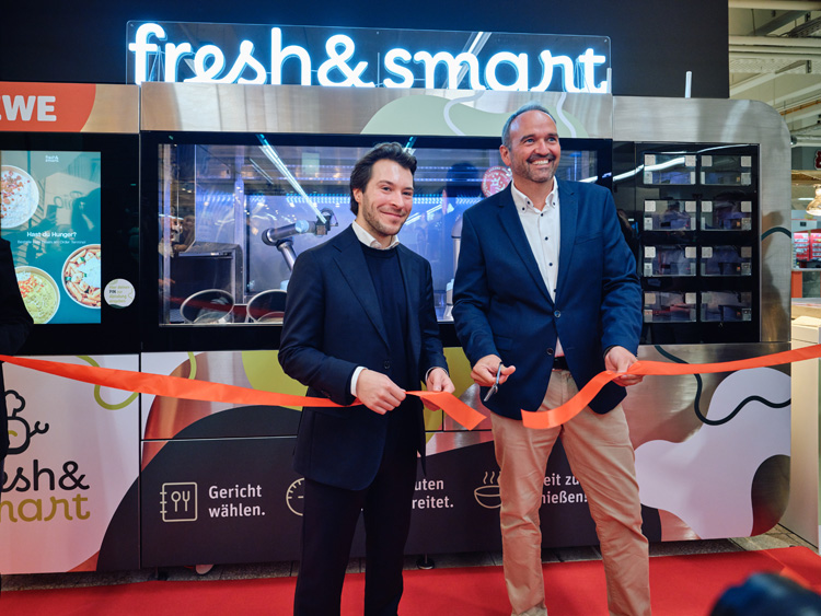 Nikolas Bullwinkel (CEO und Gründer von Circus, l.) und Lars Klein (Vorsitzender der Geschäftsleitung Rewe Region West) haben den vollautonomen KI-Roboter im Rewe-Markt in Düsseldorf-Heerdt eröffnet. Foto: Michael Breuer/Photokonzept