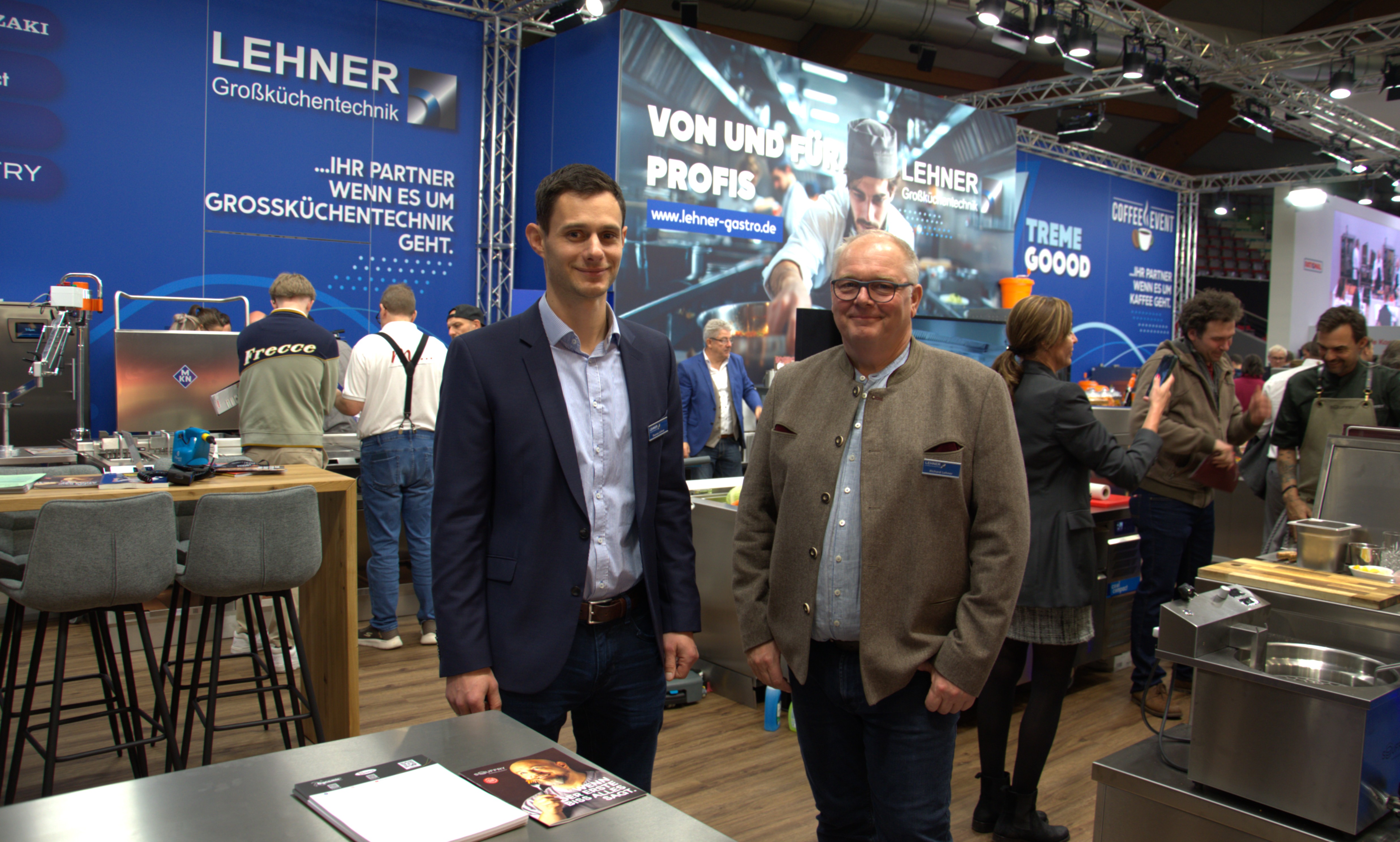 Die „Alles für den Gast“ in Salzburg war in diesem Jahr gut besucht. Der Bereich Küchentechnik in der Arena auf dem Salzburger Messegelände war dabei ein echter Anziehungspunkt für die Besucher. Im Mittelpunkt standen dort Richard (r.) und Thomas Lehner von Lehner Großküchentechnik, die mit zahlreichen Partnern neueste Trends in der Gastronomie- und Großküchenausstattung präsentierten. Foto: Lang