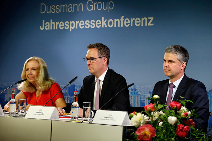 Catherine von Fürstenberg-Dussmann, Jan Flaskamp und Dirk Brouwers bei der Dussmann-Pressekonferenz in Berlin. Foto: Dussmann