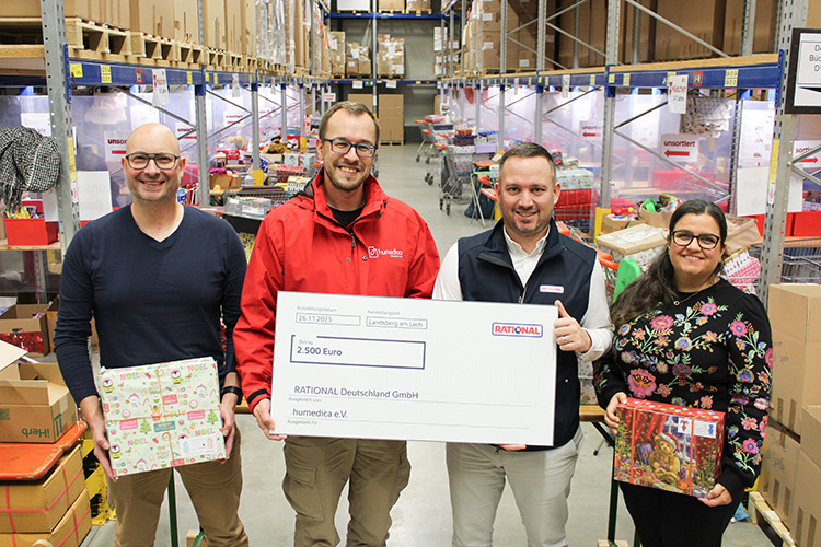 In diesem Jahr spendet Rational Deutschland anstelle von Weihnachtsgeschenken an die Hilfsorganisatin Humedica. Bei der Scheckübergabe waren dabei (v.l.): Daniel Schoch (Rational), Sebastian Kühn (Humedica), Patrick Kloser und Nuray Dirlikli (Rational).