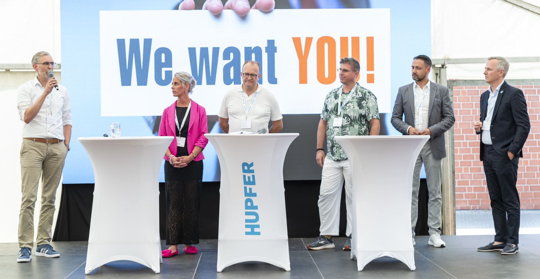 Christoph Danne von Hupfer (l.) Moderator des Tages und begrüßte während der Pop-up-Expo beim Hotel-Talk (v.l.) Linda Schirmacher, Alexander Hofer, Manfred Möckli, Martin Vonhof und Wolfgang Selinger. Fotos: Hupfer (8)