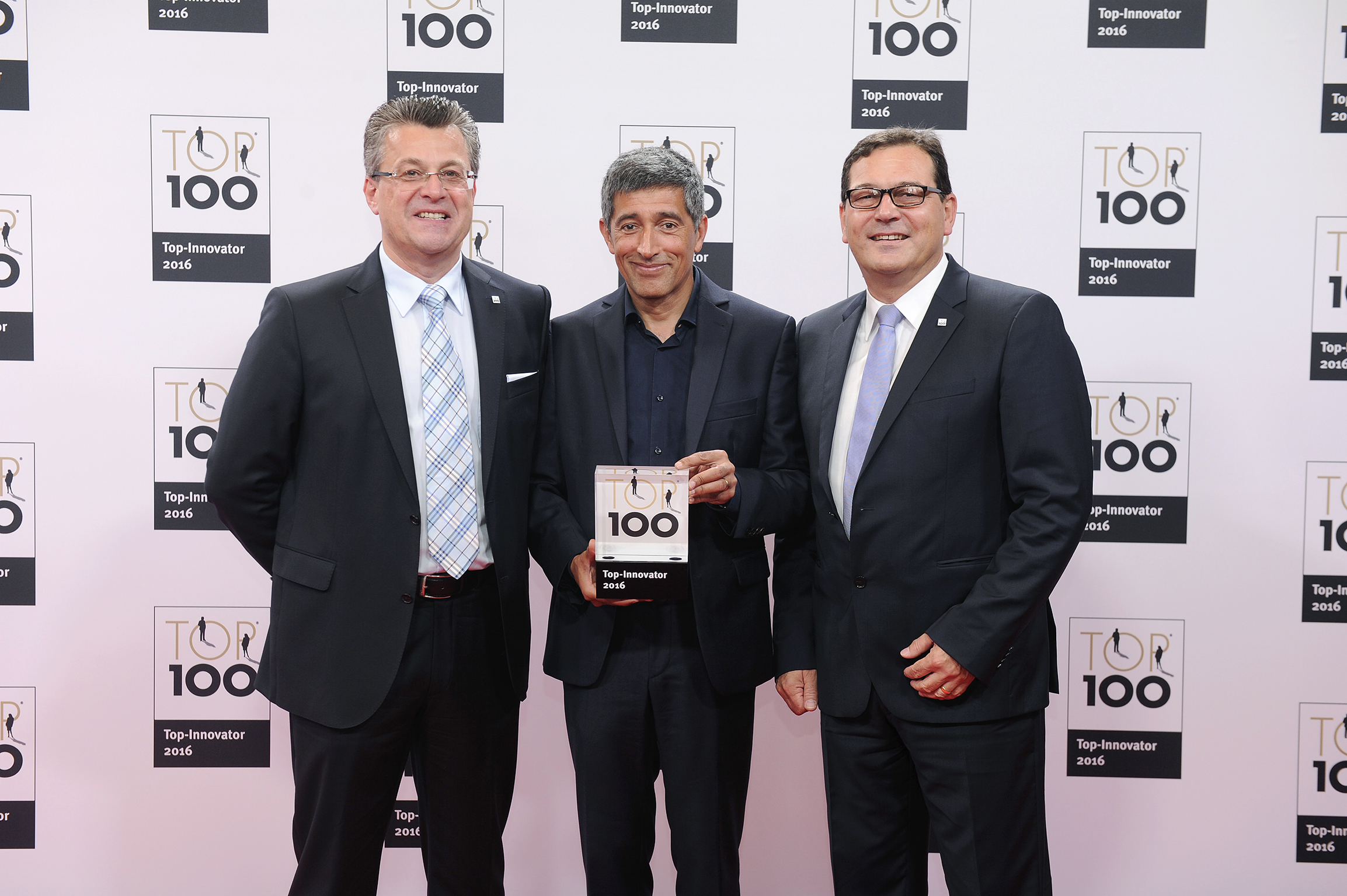 Hobart-Geschäftsführer Axel Beck (v.re.) und Silvio Koch (1.v.li.) freuen sich über die Auszeichnung „Top 100 des Mittelstandes“, den sie erneut von Ranga Yogeshwar überreicht bekommen haben. Foto: Hobart