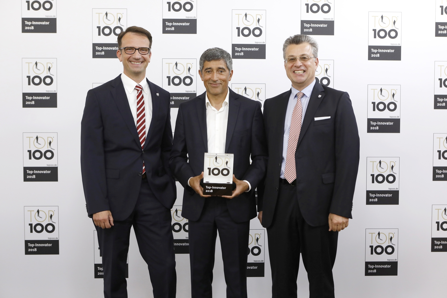 Die Hobart-Geschäftsführer Manfred Kohler (l.) und Silvio Koch (r.) freuen sich über die erneute Auszeichnung „TOP 100 des Mittelstands“, die sie von Wissenschaftsjournalist Ranga Yogeshwar überreicht bekamen. Foto: KD Busch/Compamedia