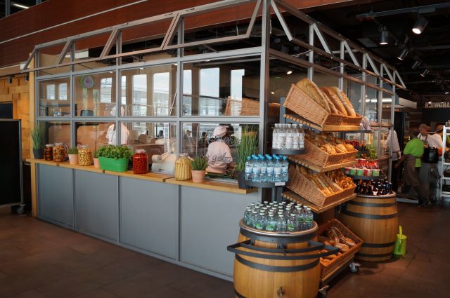 Durch die offen gestaltete Glaskonstruktion der neugestalteten Natur-Bäckerei im Marché Mövenpick am Düsseldorfer Flughafen können die Gäste das Backhandwerk live miterleben. Foto: Mövenpick