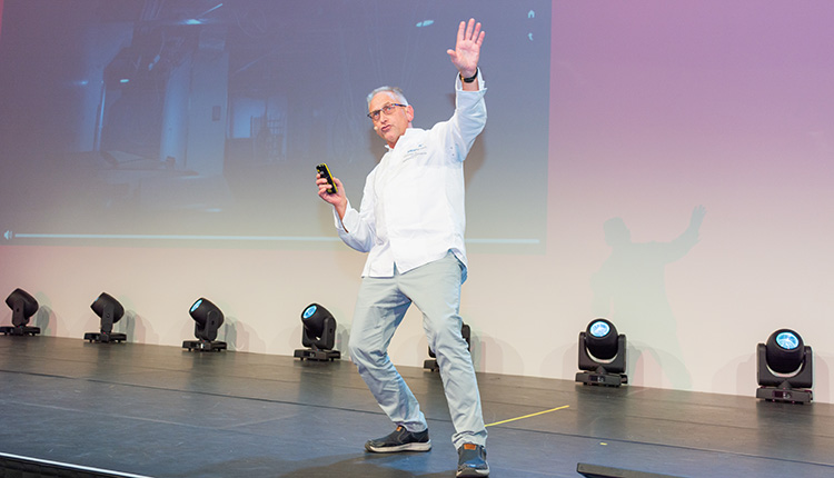 Thomas B. Hertach, Leiter Hupfer-Academy und Leiter Netzwerk Culinaria, wie man ihn kennt: Auf der Planer Convention 2024 erläuterte er lebhaft am Beispiel der Axa Versicherung, wie bei einer Betriebsverpflegung die Küchenlogistik optimiert werden kann. Foto: Lang