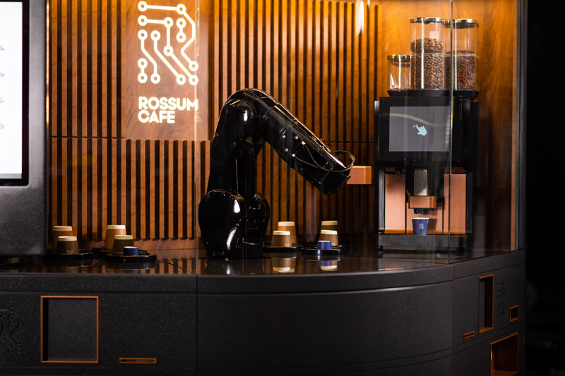 Auch die slowakische Kette Rossum Cafe setzt in kompakten Kaffeestationen die Maschinen von WMF Professional Coffee Machines ein, die von einem hochentwickelten Roboterarm bedient werden. Foto: WMF