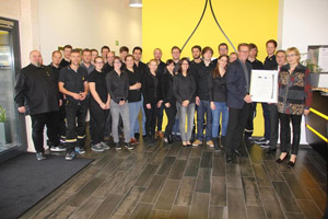 Das Vito-Team freut sich über die Auszeichnung „Attraktiver Arbeitgeber“ in Silber. Foto: Vito AG