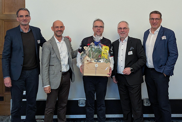Zur Verabschiedung von Torsten von Borstel (M.) als Geschäftsführer von United Against Waste bedankten sich (v.l.) Klaus Ridderbusch (1. Vorsitzender), Michael Fuchs (2. Vorsitzender) sowie die Vorstände Dieter Gitzen und Manfred Hofer. Fotos: UAW (2)