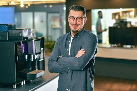 Wojciech Tysler, Barista-Trainer bei einem irischen Kaffeeröster, ist neuer Markenbotschafter von Franke Coffee Systems. Foto: Franke Coffee Systems