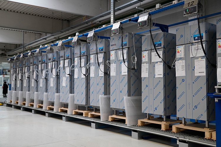 Einen umfassenden Einblick in die Fertigung der energiesparenden Kühlmöbel erhielten die Fachplaner am ersten Seminartag bei Cool Compact. Foto: Cool Compact