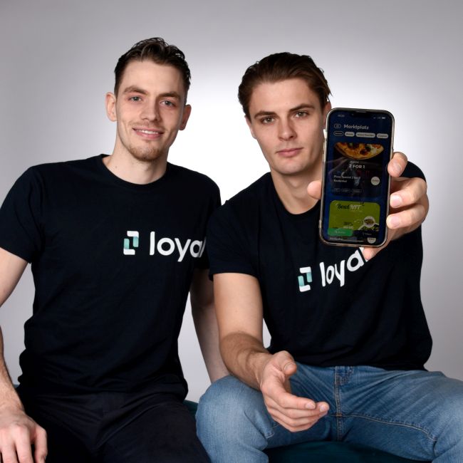 Gemeinsam gründeten die Brüder Maximilian (l.) und Nicolas Aßmann das Start-up Loyal. Per App und NFT-Technologie können Außer-Haus-Betriebe fälschungssicher Coupons und Gutscheine an Kunden verteilen. Foto: Loyal