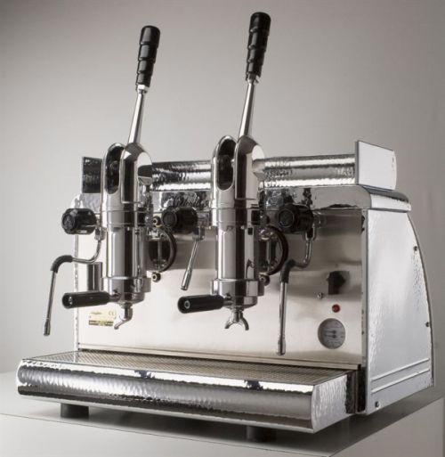 Für Freund echter Handarbeit sind die Espressomaschinen der Marke Victoria Arduino im Retro-Look ein Muss. Beim Modell Athena mit Handhebeln ist noch echte Muskelkraft bei der Espressozubereitung gefragt.