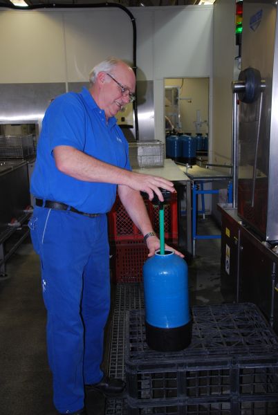 Gut ausgebildete Mitarbeiter haben über 32 Jahre jede Flasche per Hand fertiggestellt. Foto: Brita