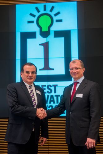 Kai Engel, Partner der Unternehmensberatung A.T. Kearney (r.), gratulierte Günter Blaschke, Vorstandsvorsitzender der Rational AG, zur Auszeichnung für einen richtungsweisenden Innovationsprozess. Foto: Rational