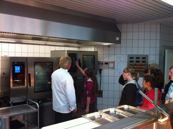 Die 17 Mädchen, die am Girls' Day zu Besuch bei Küppersbusch waren, durften die Großküchentechnik selbst ausprobieren. Foto: Küppersbusch