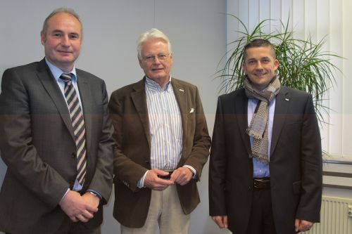 Die Geschäftsführer Klaus Müller von Orgacard (v.l.), Helmuth Butt von Paycult und Dirk Schwindling von Tcpos freuen sich über die neu begründete Partnerschaft. Foto: Tcpos