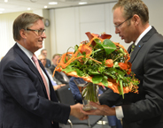 Burkhard Randel (l.) wird von Geschäftsführer Stefan Scheringer in den Ruhestand verabschiedet. Foto: Meiko