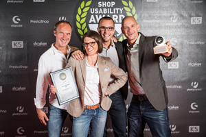 In Siegerpose: Das Go In Webshop-Team (v.l.n.r.: Peter Schüller, Sandra Haller, Markus Schubert und Marketing- und Vertriebsleiter Stefan Leonhardt) freute sich über den Shop Usability Award 2015 in der Kategorie B2B. Foto: Go In