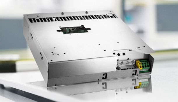Metallgehäuse eines Induktionsgenerators auf einer Arbeitsfläche.